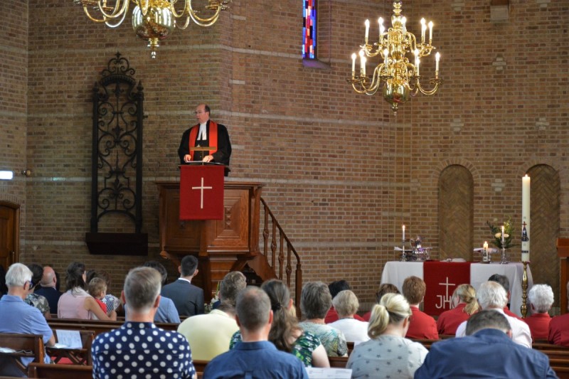 Predikant Martin van Wijngaarden tijdens de Avondmaalsdienst met Luthers Bruiloft